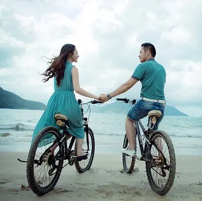 feng shui sport: couple in bicycle holding hand